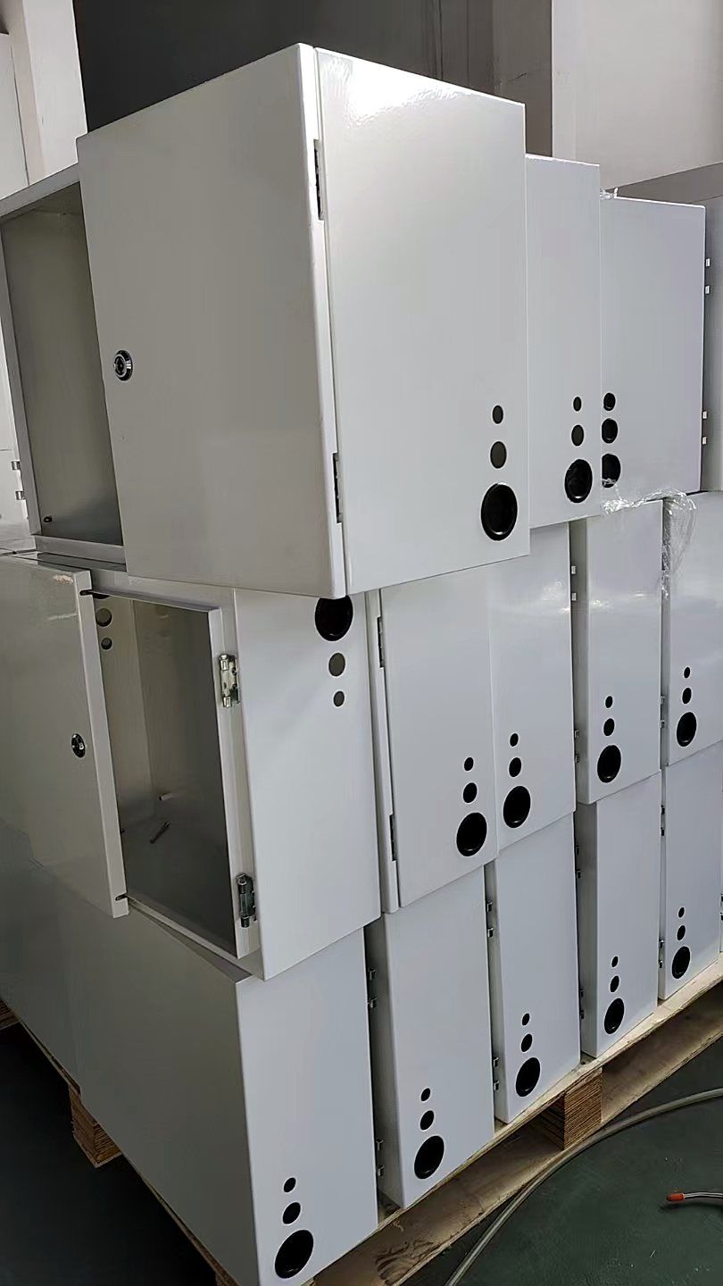 出荷を待つ板金筐体