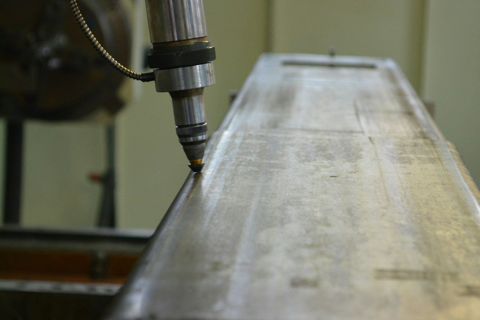 Laser head processing a metal part